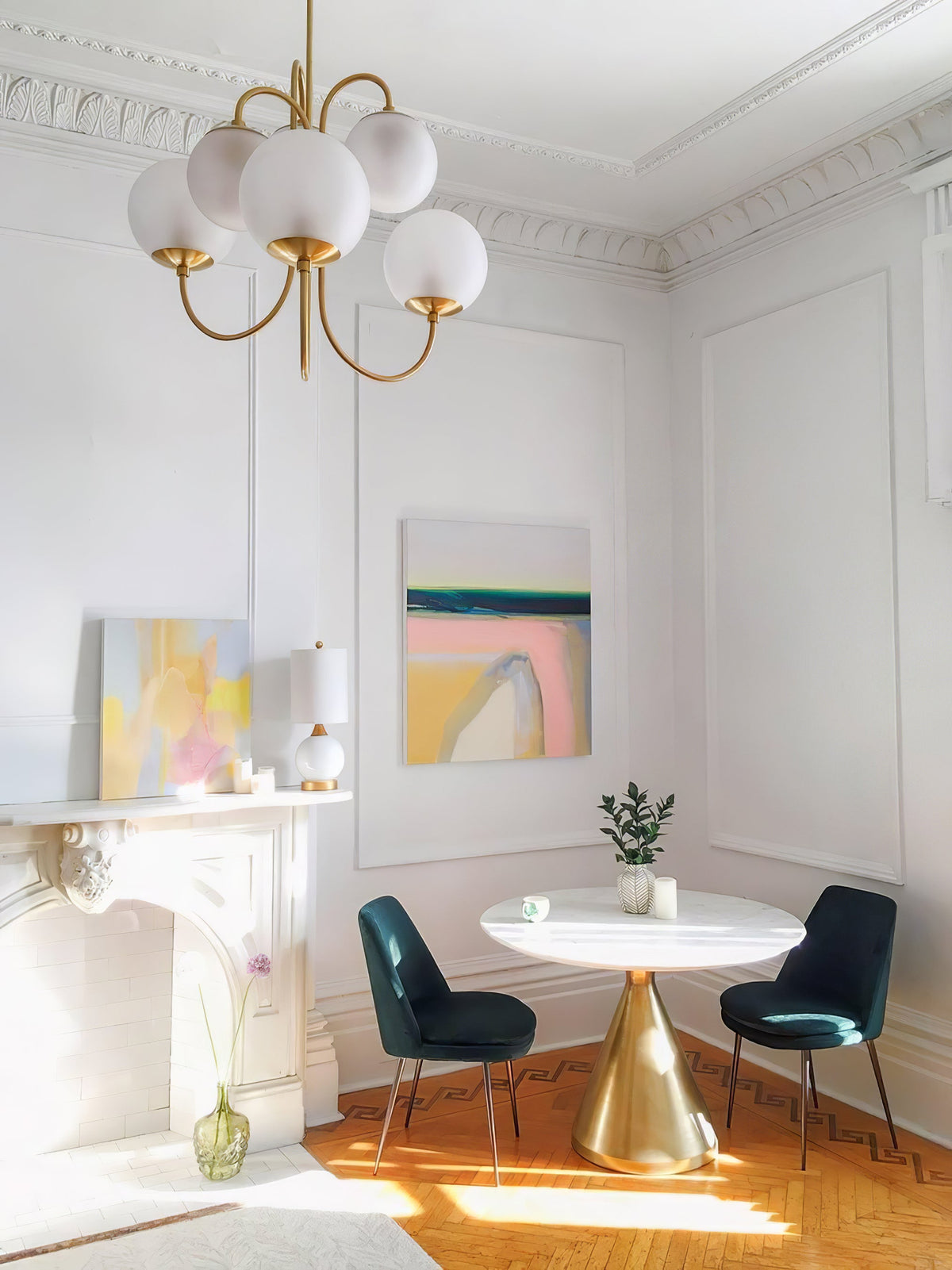 Lustra Chandelier en Laiton avec Globe et Bras Courbés - Neutralighting