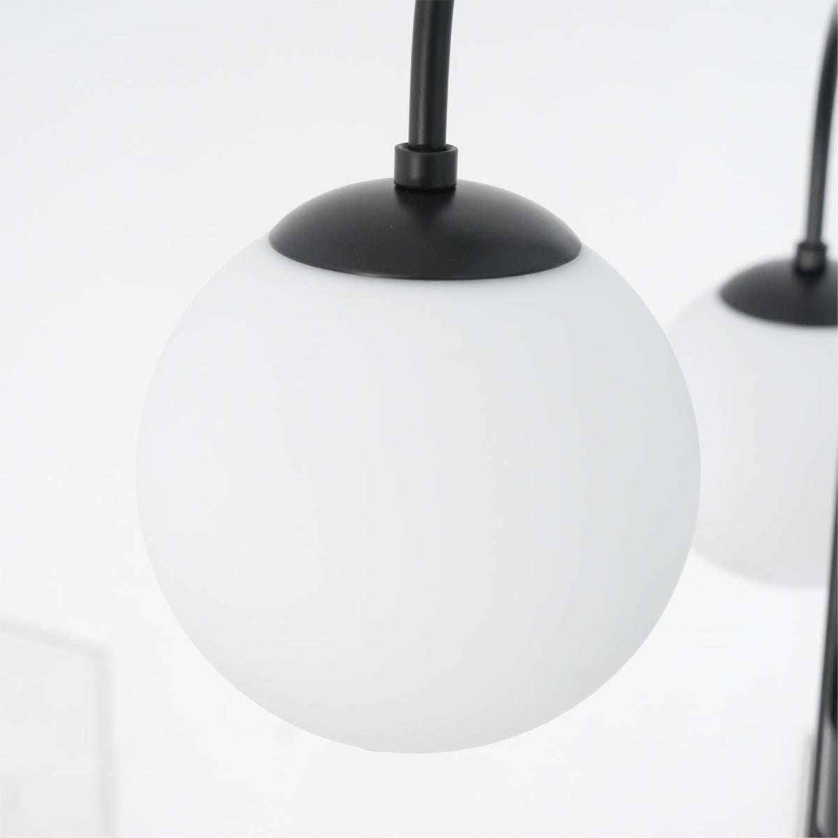 Lustra Chandelier en Laiton avec Globe et Bras Courbés - Neutralighting