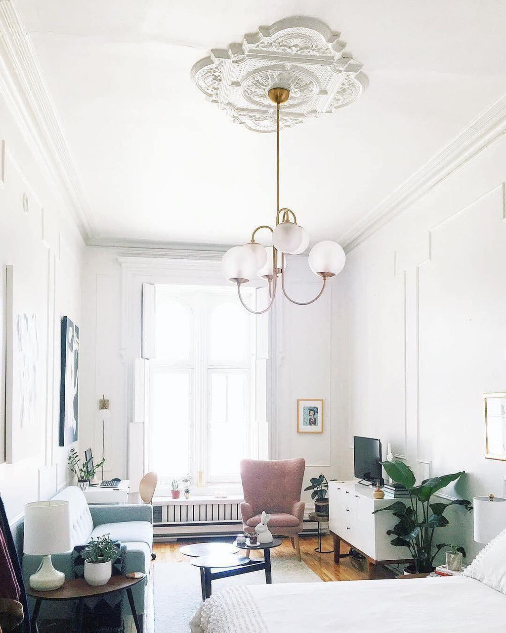 Lustra Chandelier en Laiton avec Globe et Bras Courbés - Neutralighting