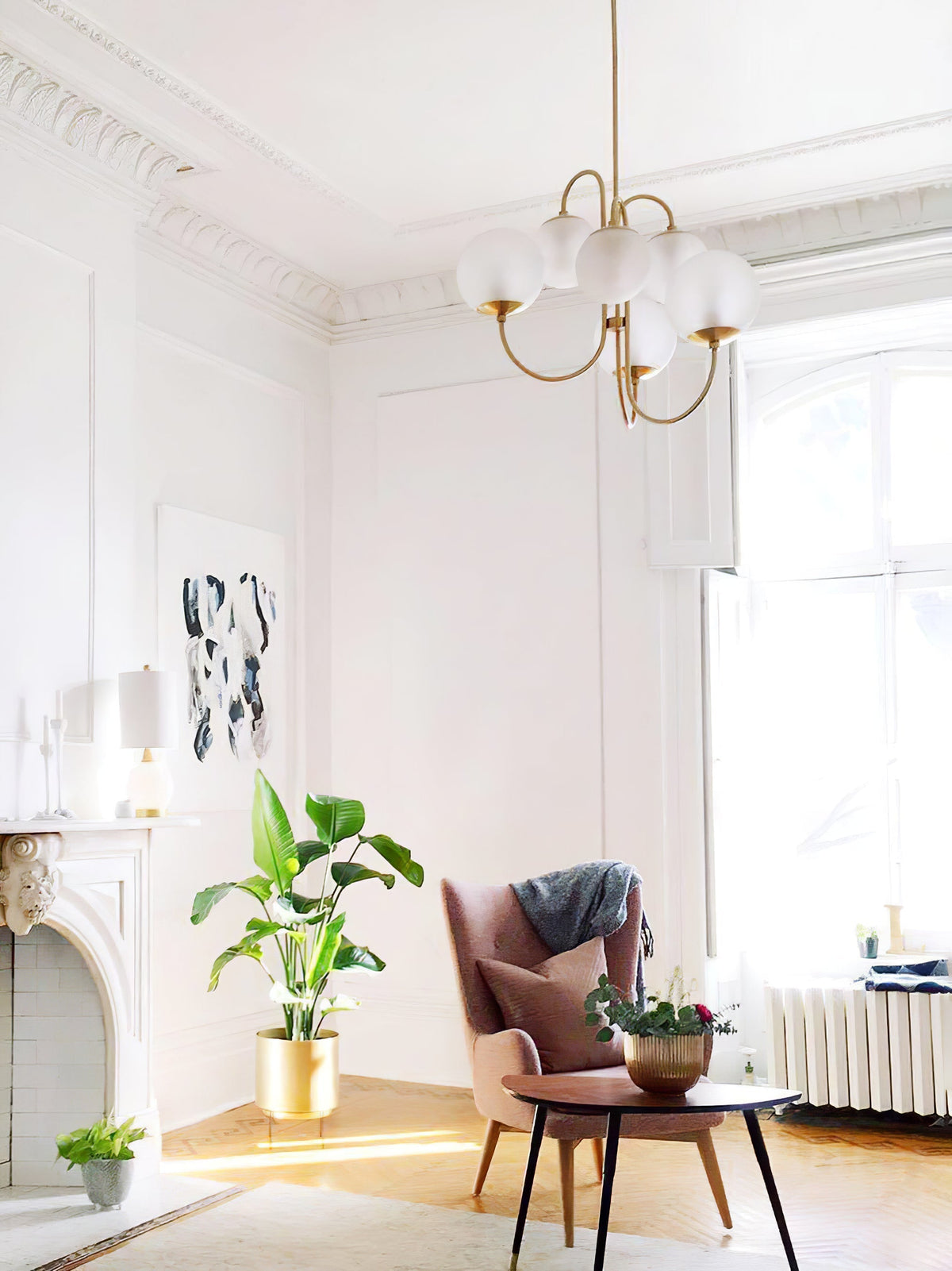 Lustra Chandelier en Laiton avec Globe et Bras Courbés - Neutralighting