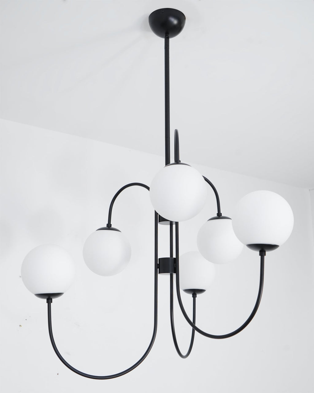 Lustra Chandelier en Laiton avec Globe et Bras Courbés - Neutralighting