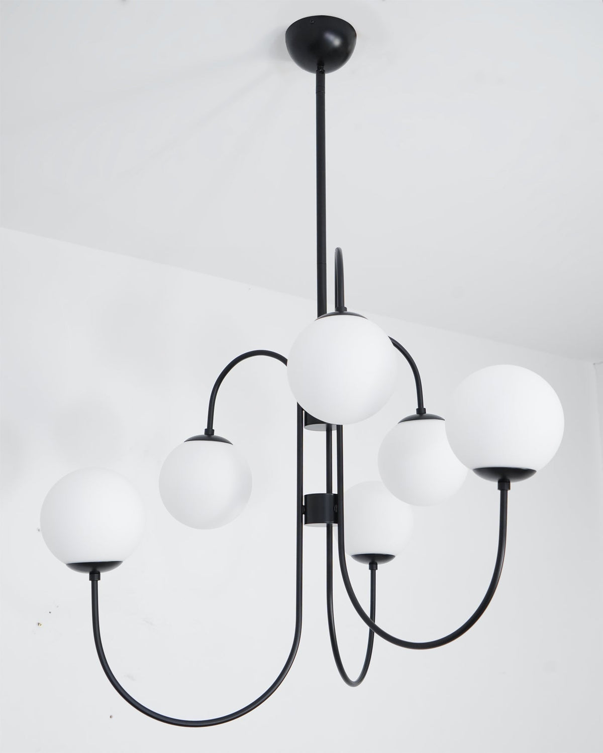 Lustra Chandelier en Laiton avec Globe et Bras Courbés - Neutralighting