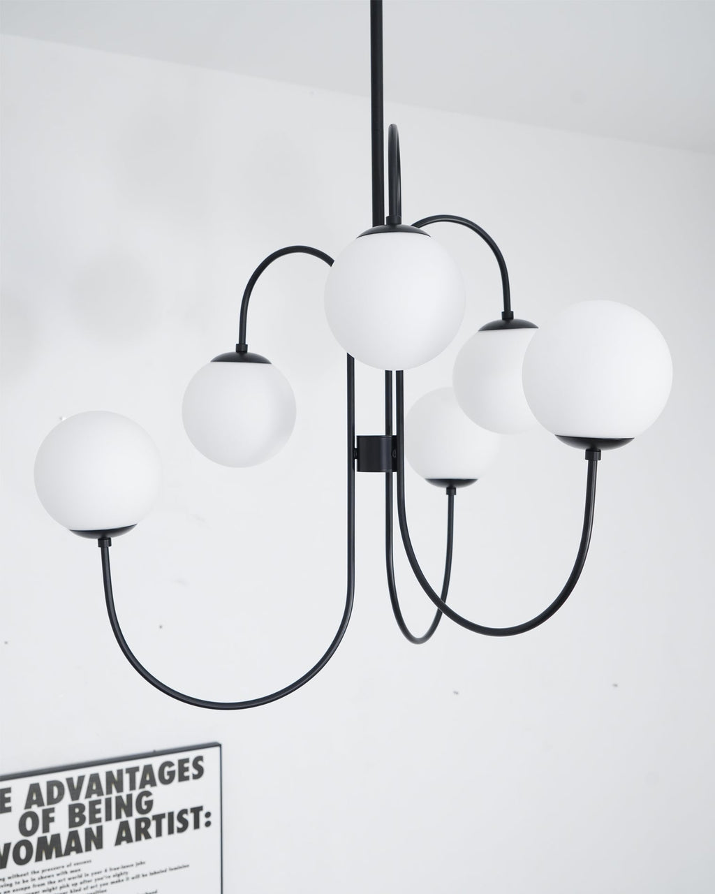 Lustra Chandelier en Laiton avec Globe et Bras Courbés - Neutralighting