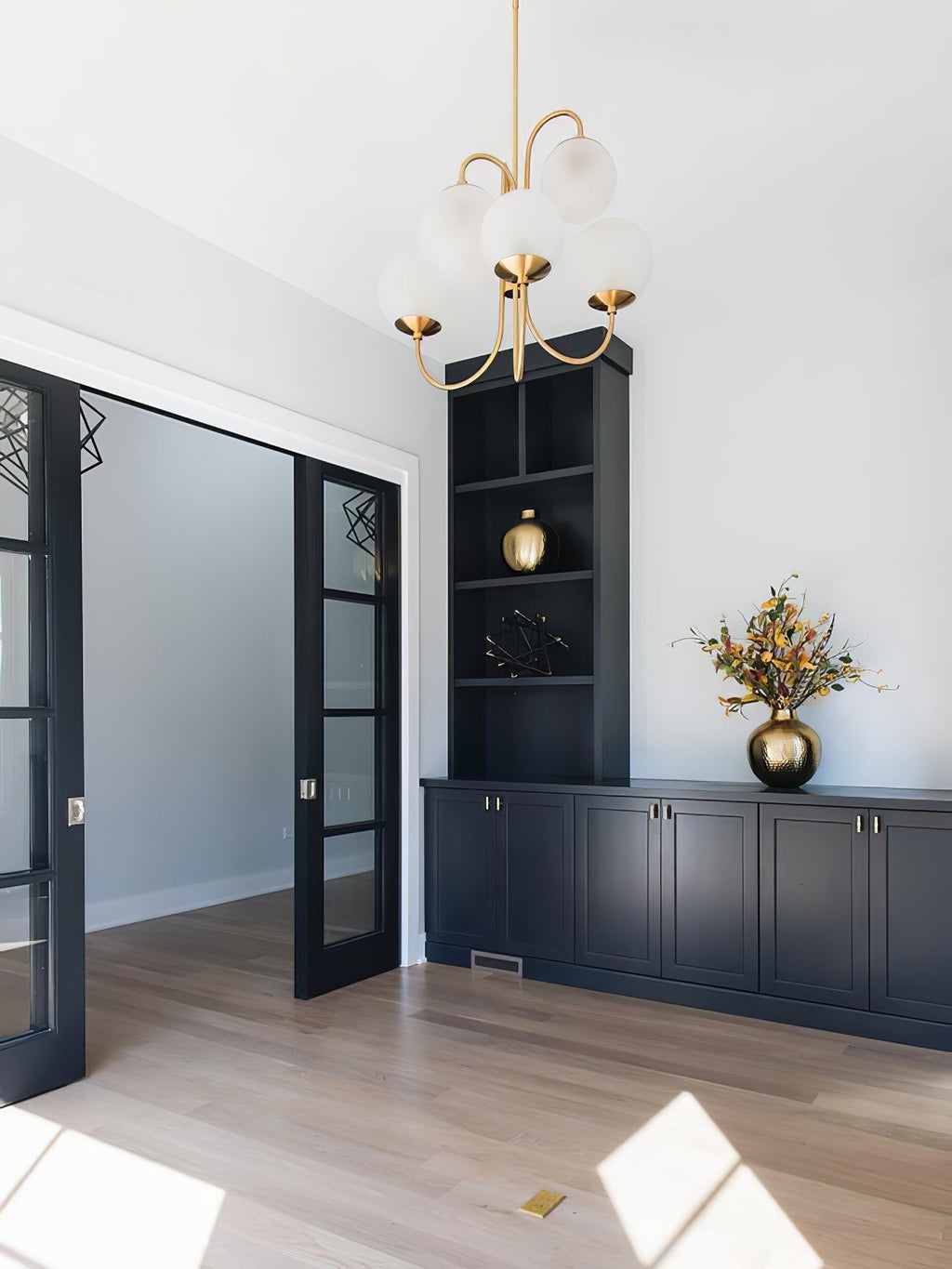 Lustra Chandelier en Laiton avec Globe et Bras Courbés - Neutralighting