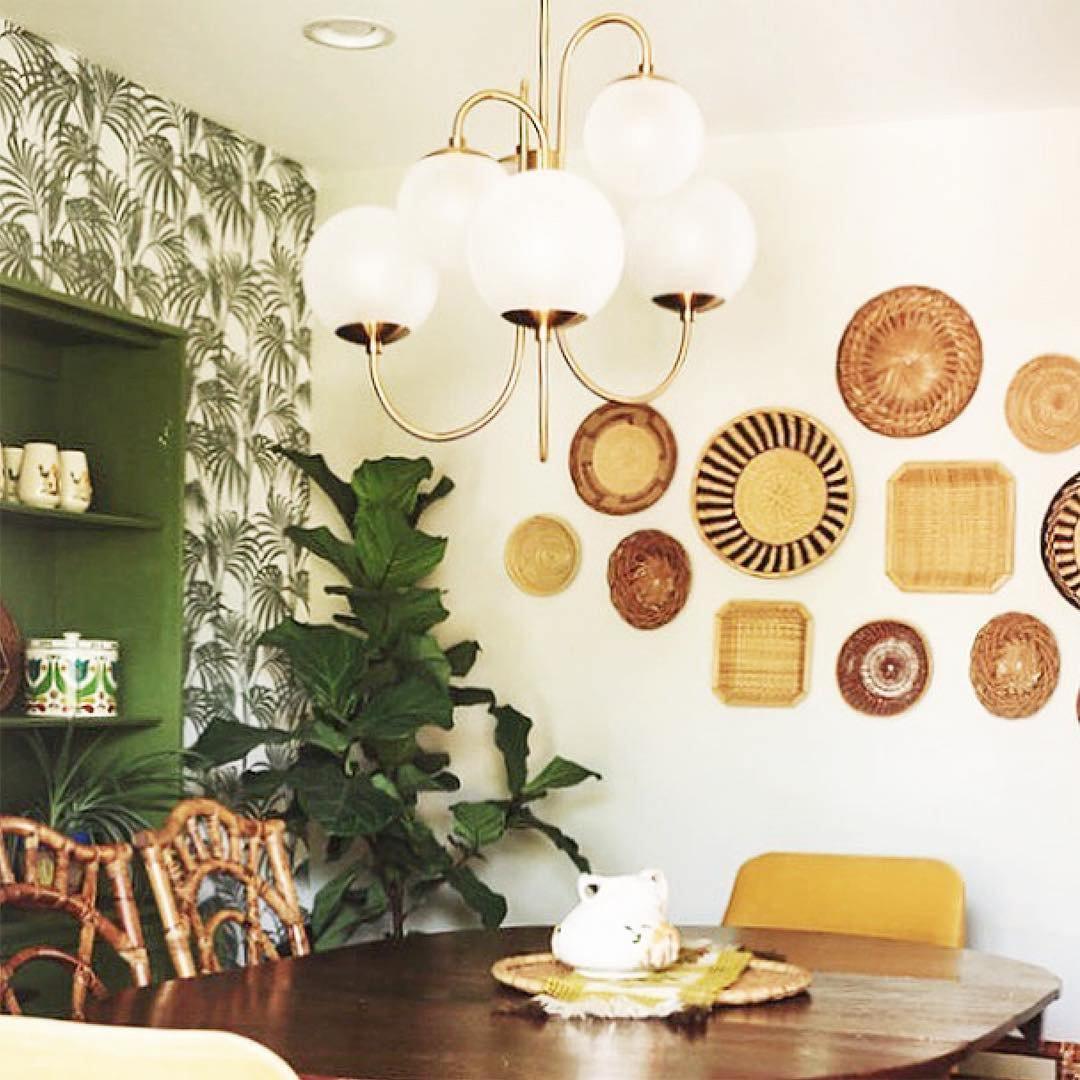 Lustra Chandelier en Laiton avec Globe et Bras Courbés - Neutralighting