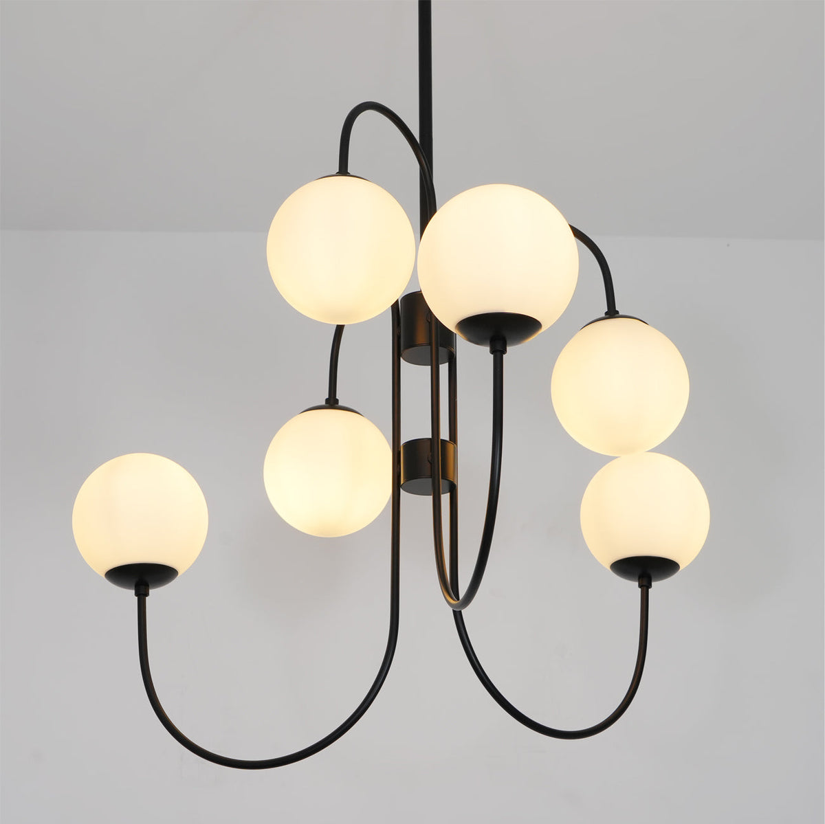 Lustra Chandelier en Laiton avec Globe et Bras Courbés - Neutralighting