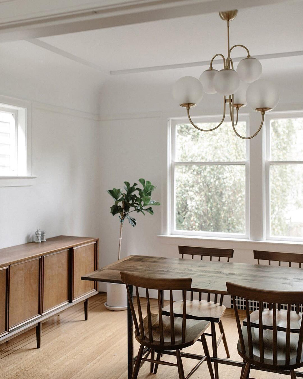 Lustra Chandelier en Laiton avec Globe et Bras Courbés - Neutralighting