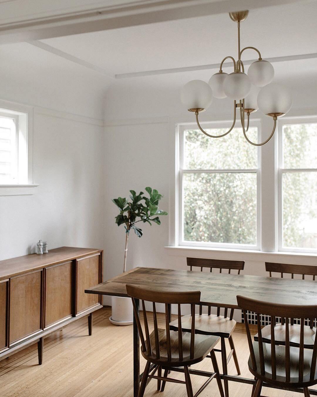 Lustra Chandelier en Laiton avec Globe et Bras Courbés - Neutralighting