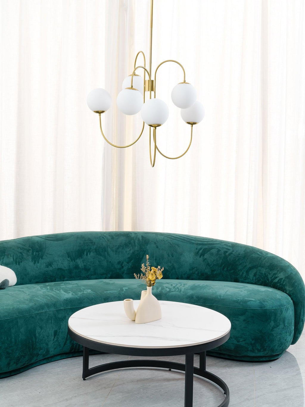 Lustra Chandelier en Laiton avec Globe et Bras Courbés - Neutralighting