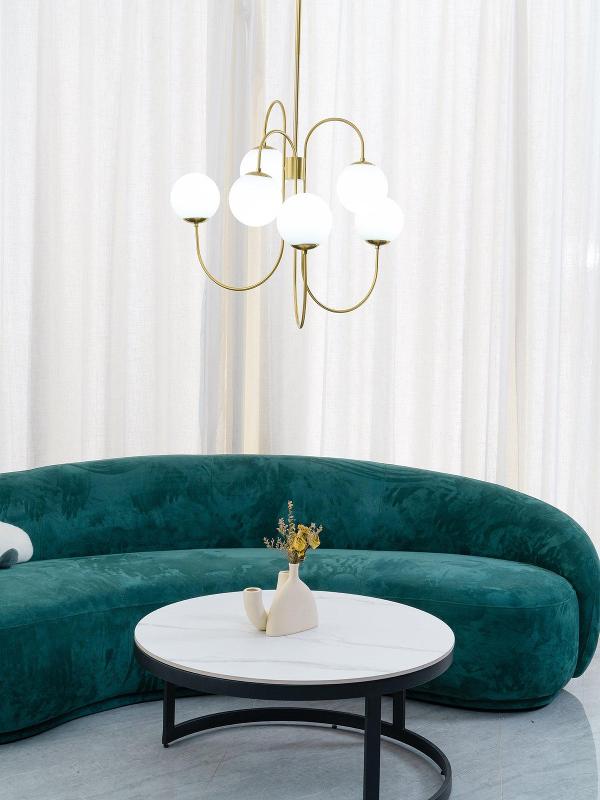 Lustra Chandelier en Laiton avec Globe et Bras Courbés - Neutralighting