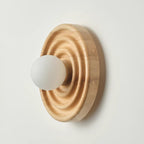 Lumoran Applique murale Ripple avec corps en bois de frêne et abat-jour en verre - Neutralighting