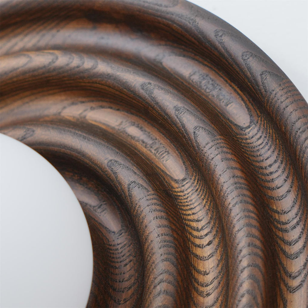 Lumoran Applique murale Ripple avec corps en bois de frêne et abat-jour en verre - Neutralighting