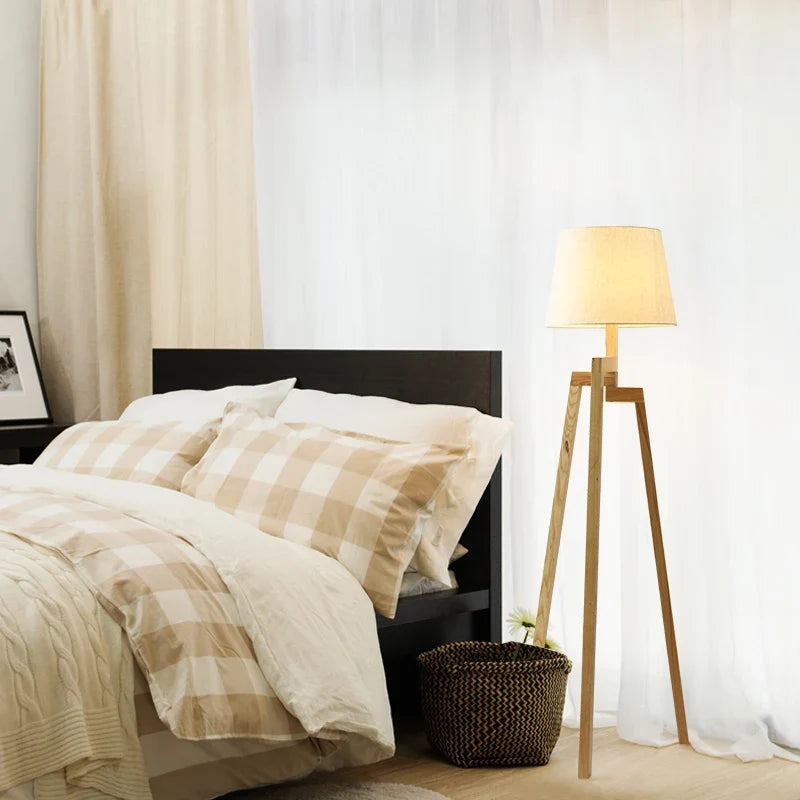 Lampadaire — Nordique en bois design créatif à trois pieds