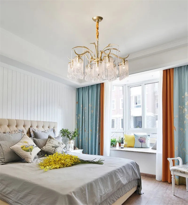 Lustre — Suspendu en cristal et métal doré élégant