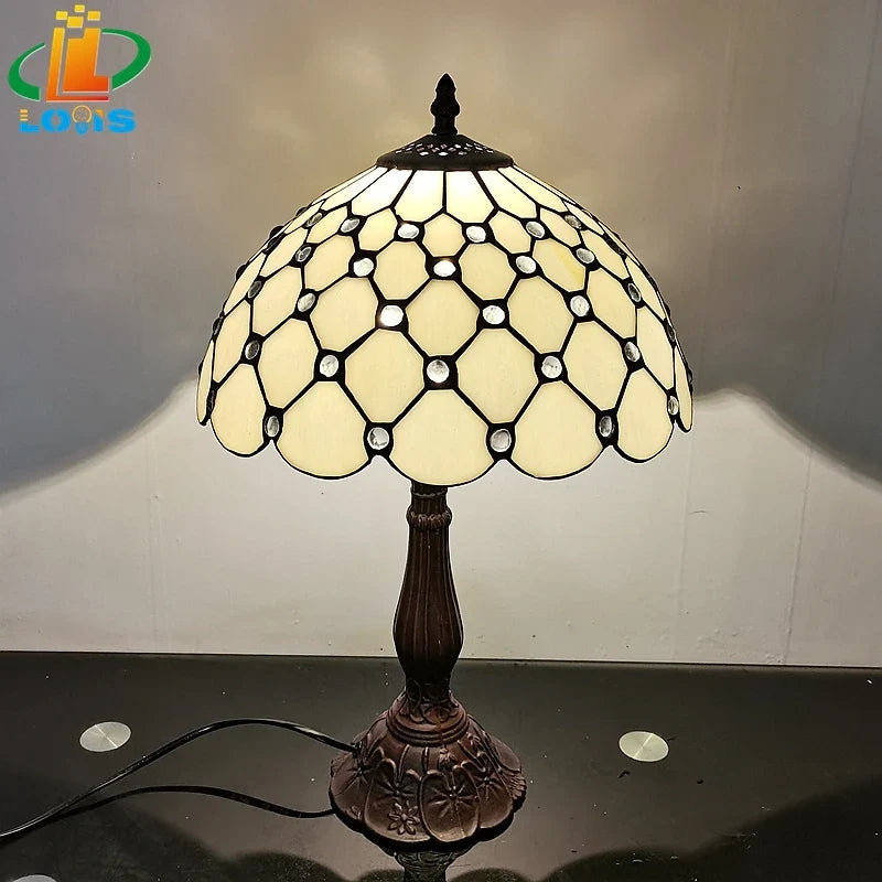 Lampe de table style Tiffany européen en verre à perles de cristal 12 pouces avec base en métal pour bureau, lecture et bar Suzanne Volute - Reflets Délicats & Élégance Visuelle