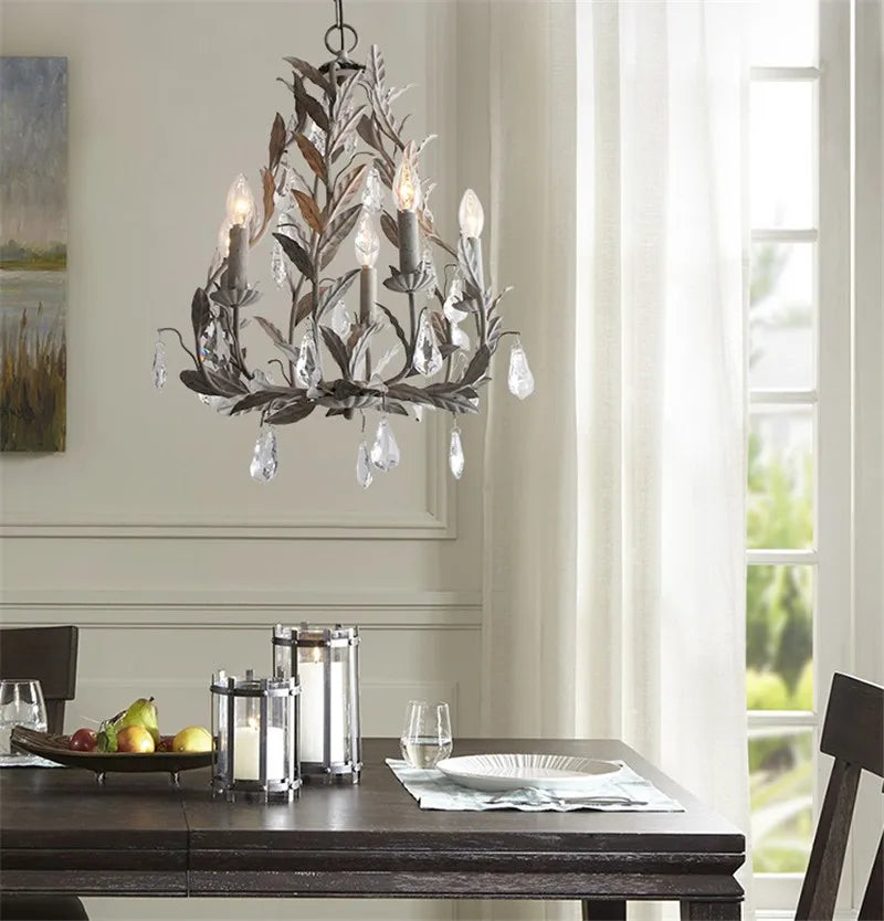 Lustre — Vintage en fer forgé et cristal pour un éclairage rétro