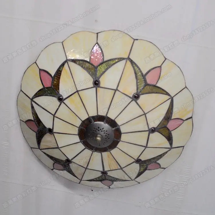 Plafonnier antique en verre style tiffany pour décoration moderne Pierre Rumeur - Jeux de Reflets & Harmonie Intérieure