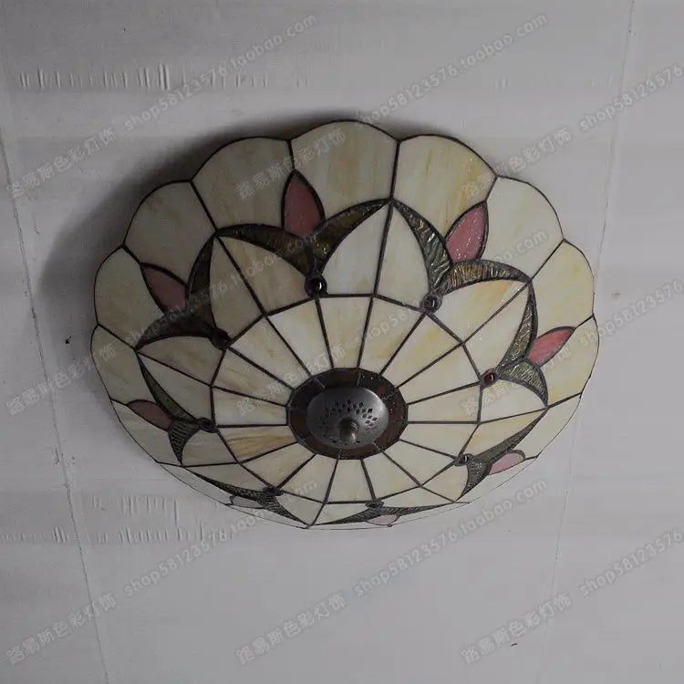 Plafonnier antique en verre style tiffany pour décoration moderne Pierre Rumeur - Jeux de Reflets & Harmonie Intérieure