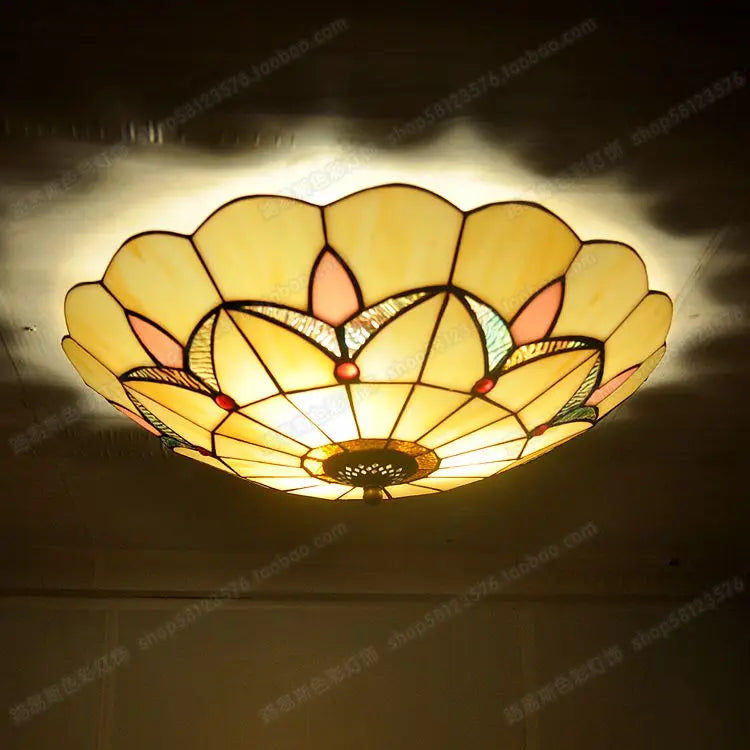 Plafonnier antique en verre style tiffany pour décoration moderne Pierre Rumeur - Jeux de Reflets & Harmonie Intérieure