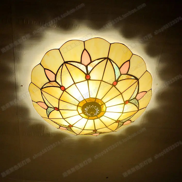 Plafonnier antique en verre style tiffany pour décoration moderne Pierre Rumeur - Jeux de Reflets & Harmonie Intérieure