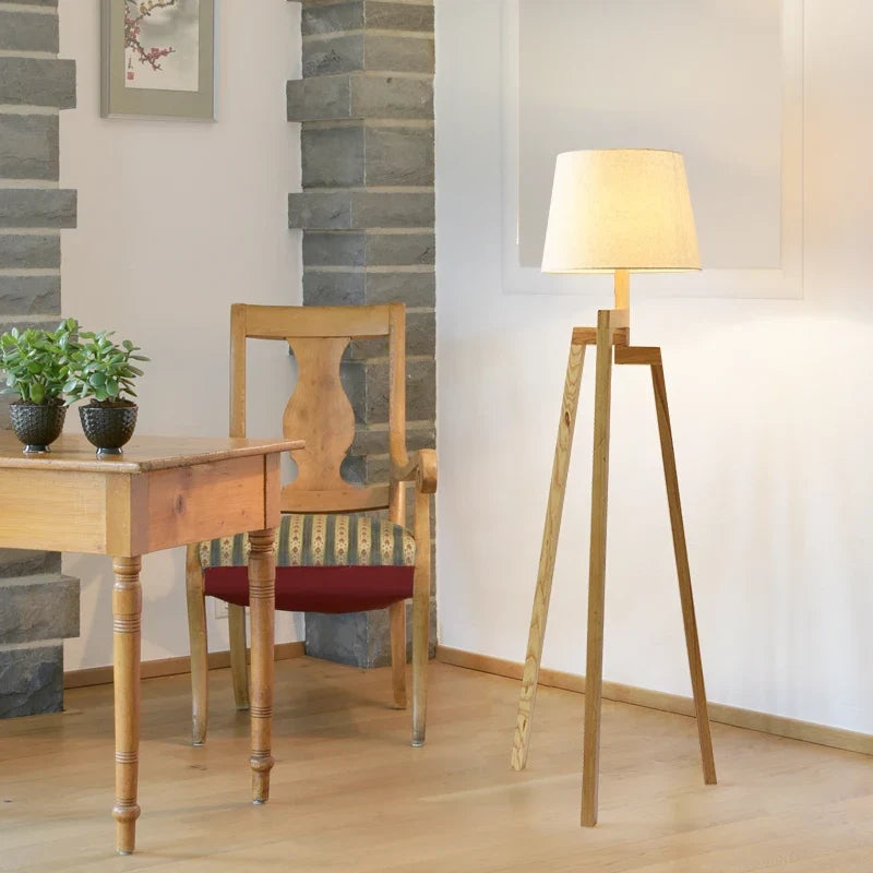 Lampadaire — Nordique en bois design créatif à trois pieds