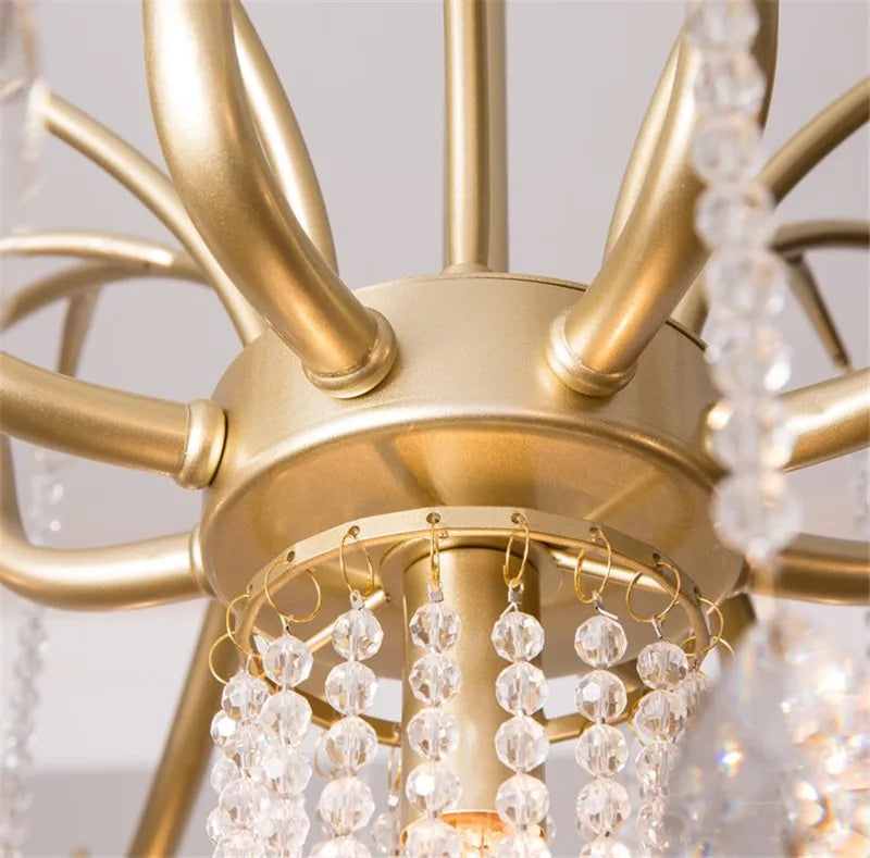 Lustre — Suspendu en cristal et métal doré élégant