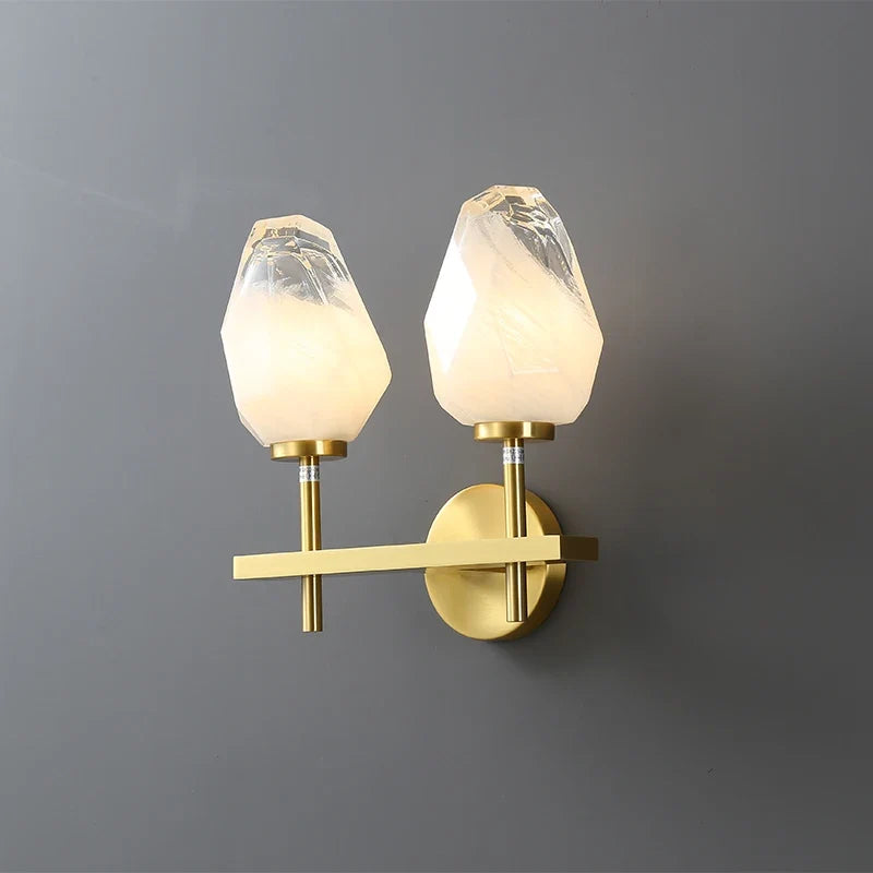 Applique murale design en verre et cuivre doré pour intérieur Naëlle Lointain - Reflets Chaleureux & Décor Raffiné