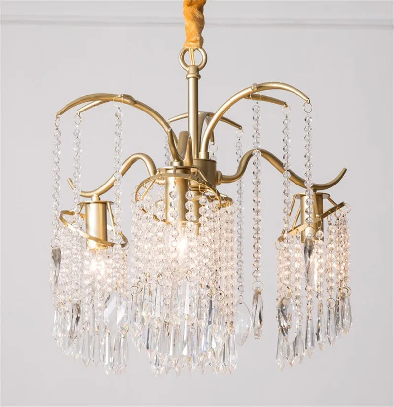 Lustre — Suspendu en cristal et métal doré élégant