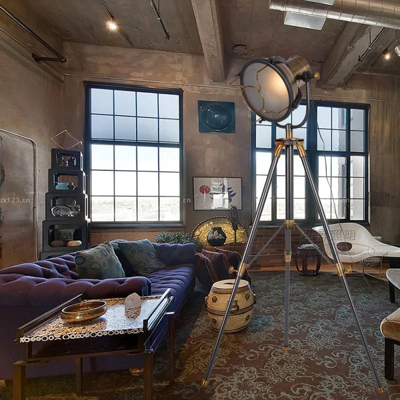 Lampadaire — En métal lourd style rétro industriel pour divers espaces