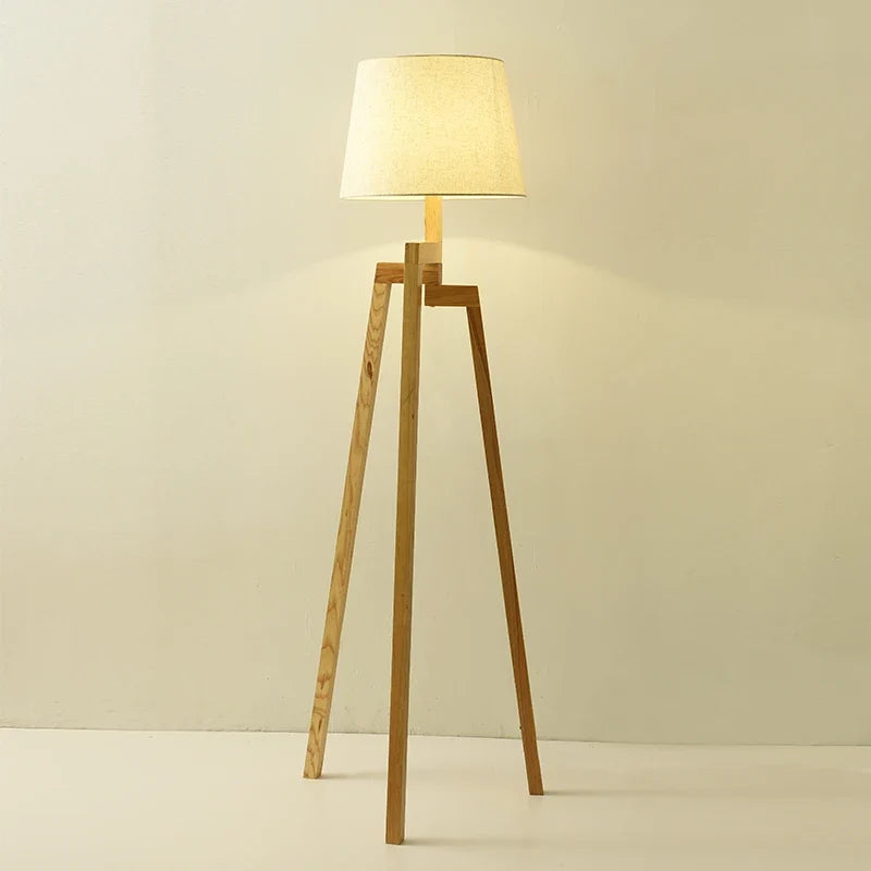 Lampadaire — Nordique en bois design créatif à trois pieds