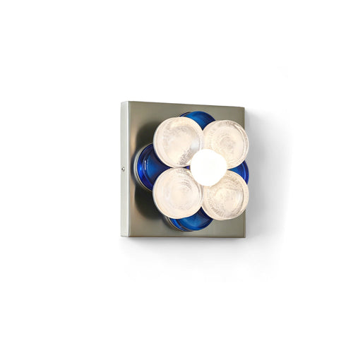 Applique Hector à quatre éléments ronds clairs sur fond bleu et plaque carrée.