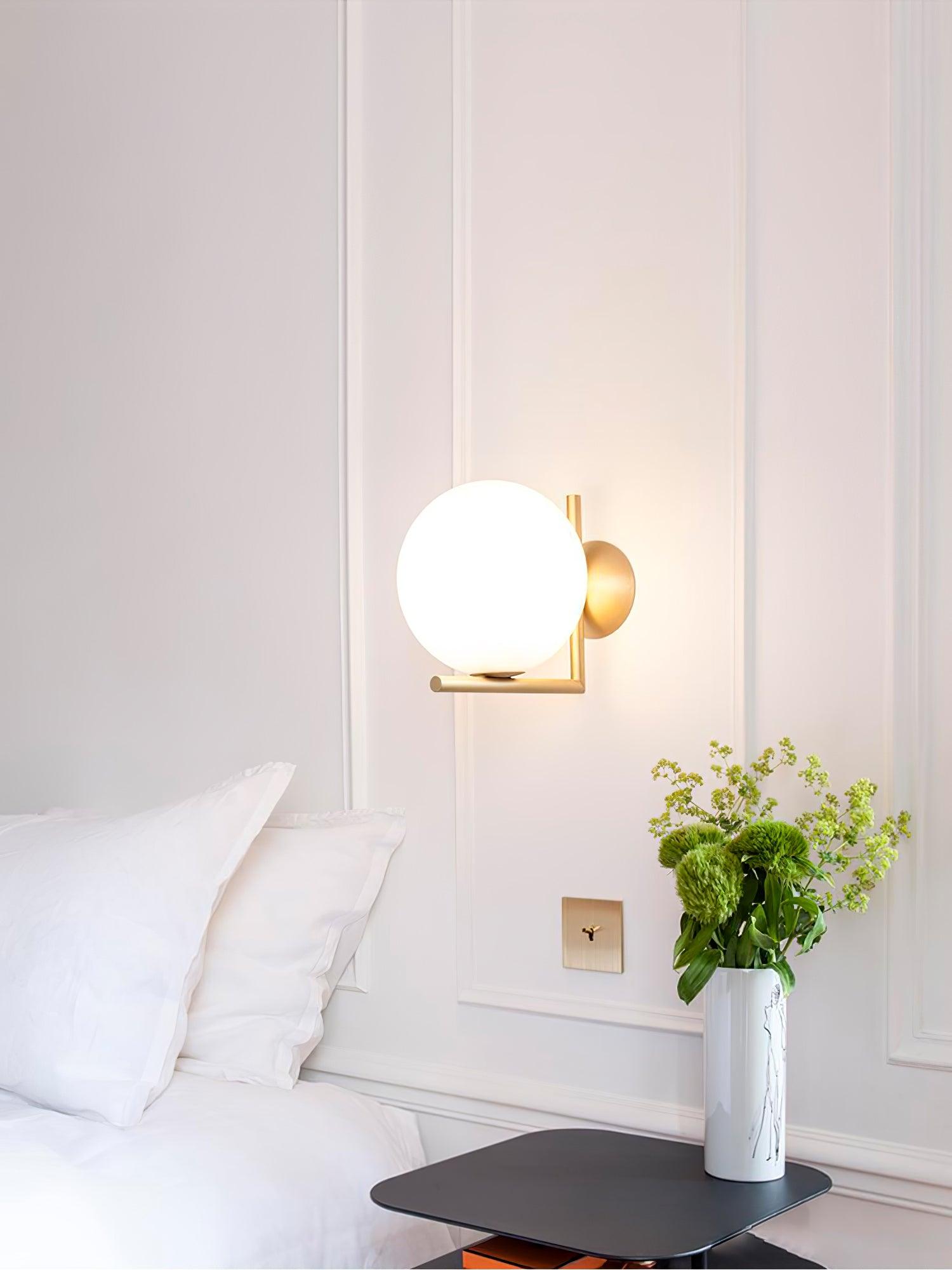 Joanna Applique Murale Moderne Minimaliste en Verre Soufflé Opale - Neutralighting