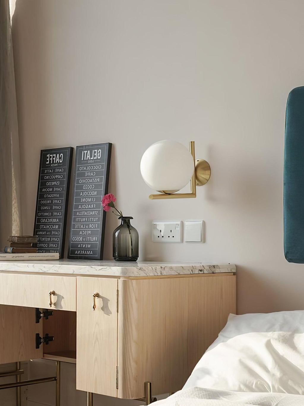 Joanna Applique Murale Moderne Minimaliste en Verre Soufflé Opale - Neutralighting