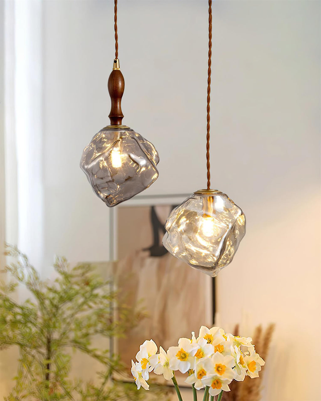 Virelli Lampe Pendante Bois de Noyer Abat-jour Cube en Verre Sculptural Chic - Neutralighting