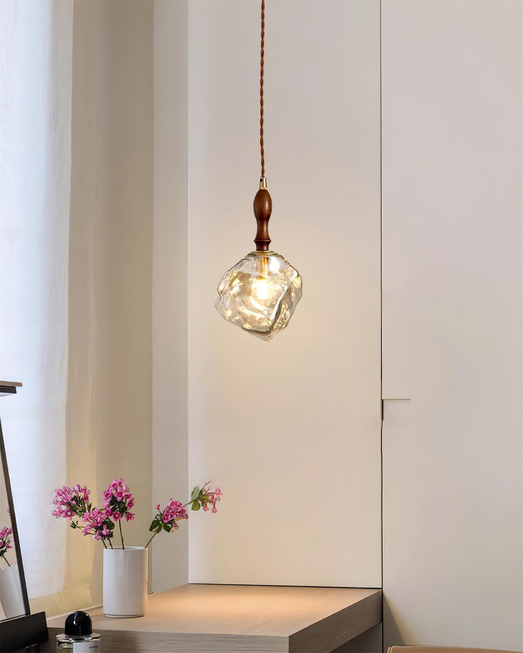 Virelli Lampe Pendante Bois de Noyer Abat-jour Cube en Verre Sculptural Chic - Neutralighting