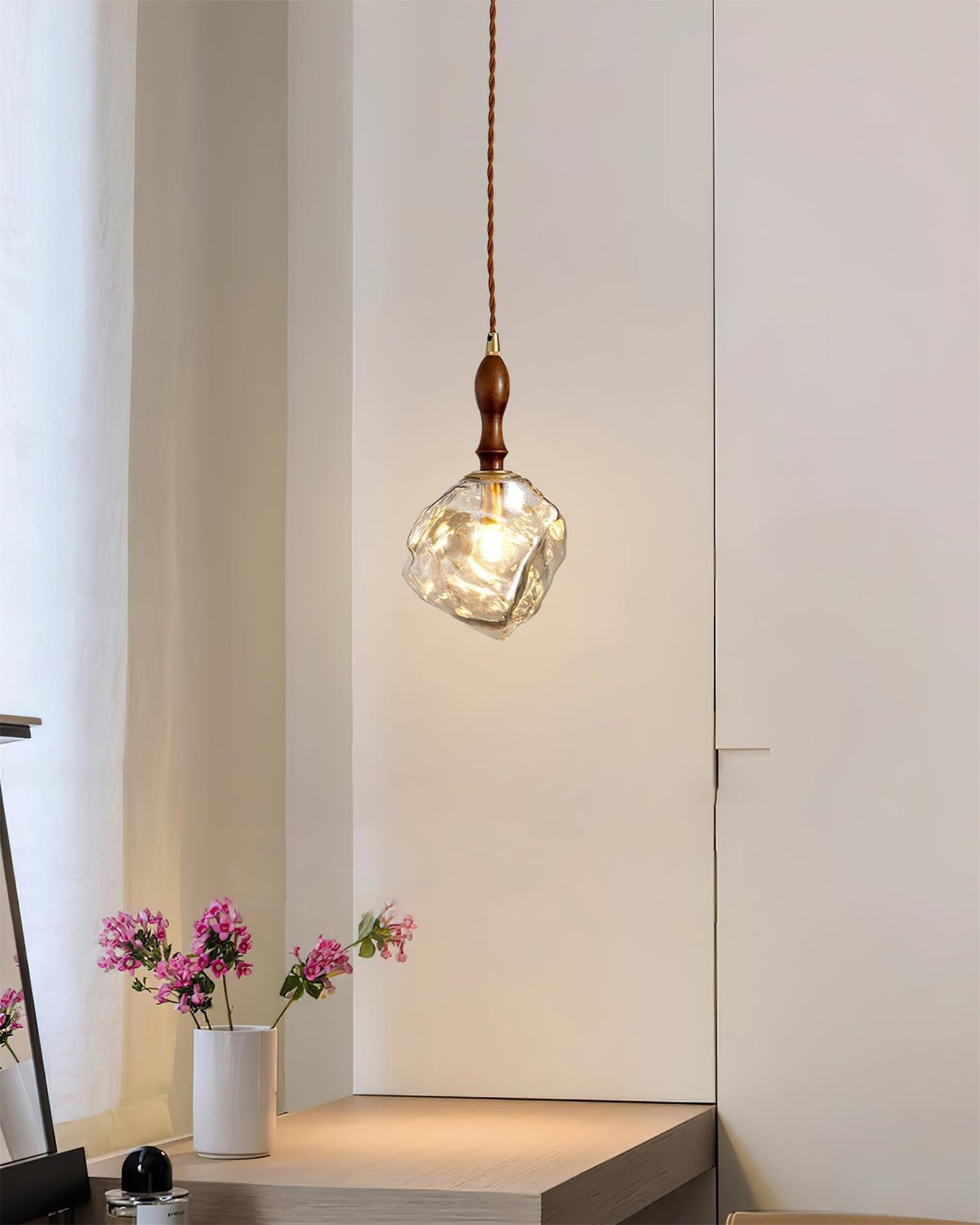 Virelli Lampe Pendante Bois de Noyer Abat-jour Cube en Verre Sculptural Chic - Neutralighting