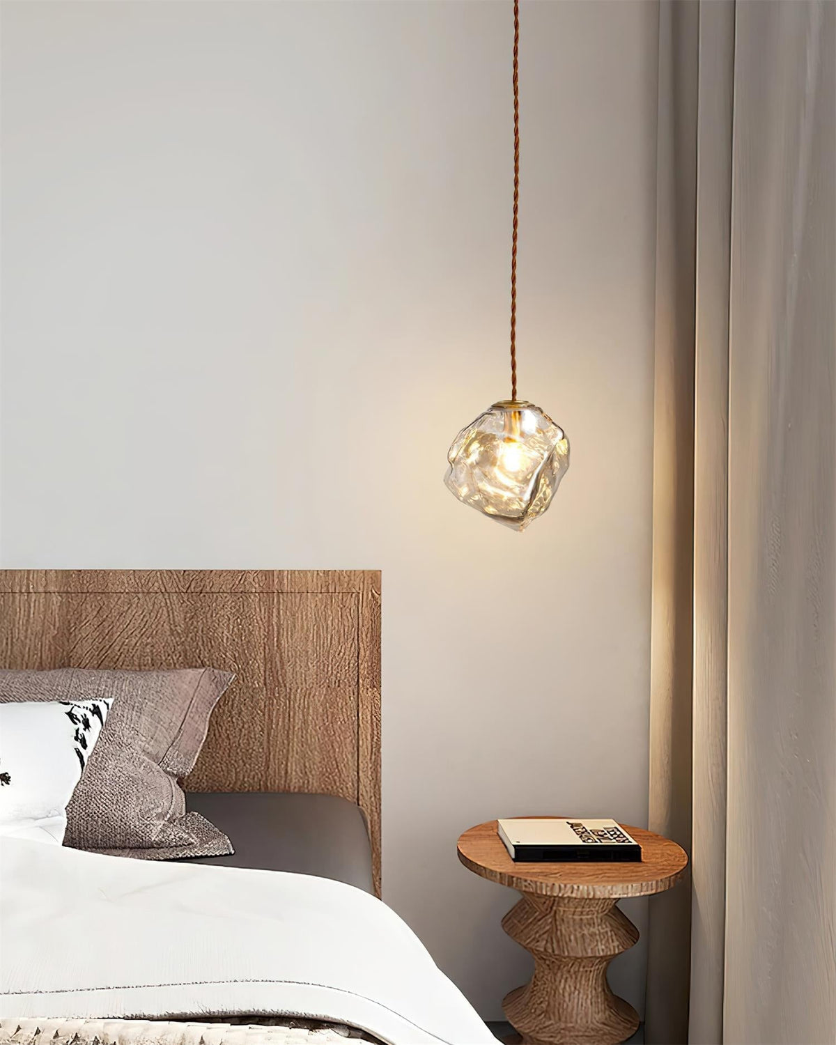 Virelli Lampe Pendante Bois de Noyer Abat-jour Cube en Verre Sculptural Chic - Neutralighting
