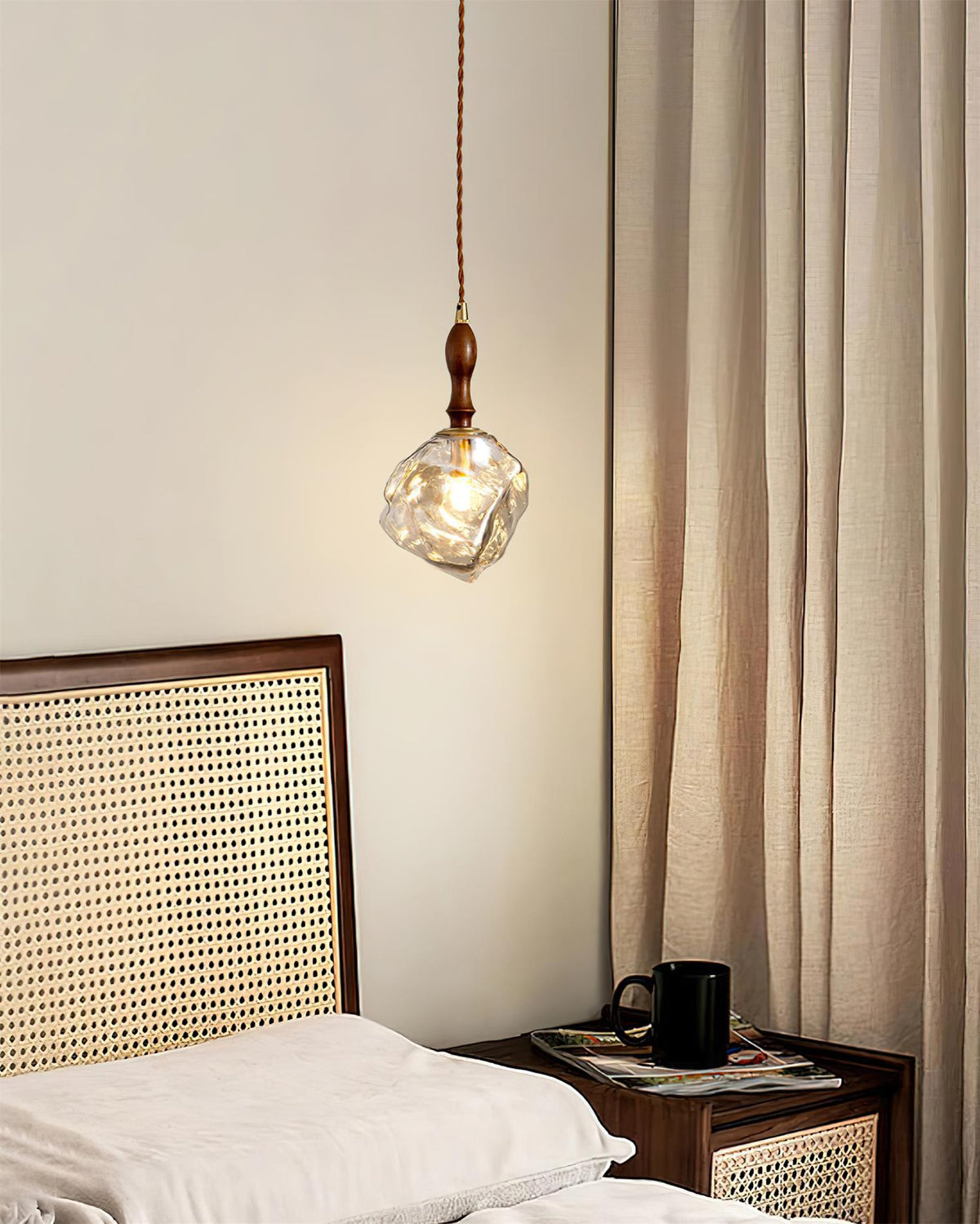 Virelli Lampe Pendante Bois de Noyer Abat-jour Cube en Verre Sculptural Chic - Neutralighting