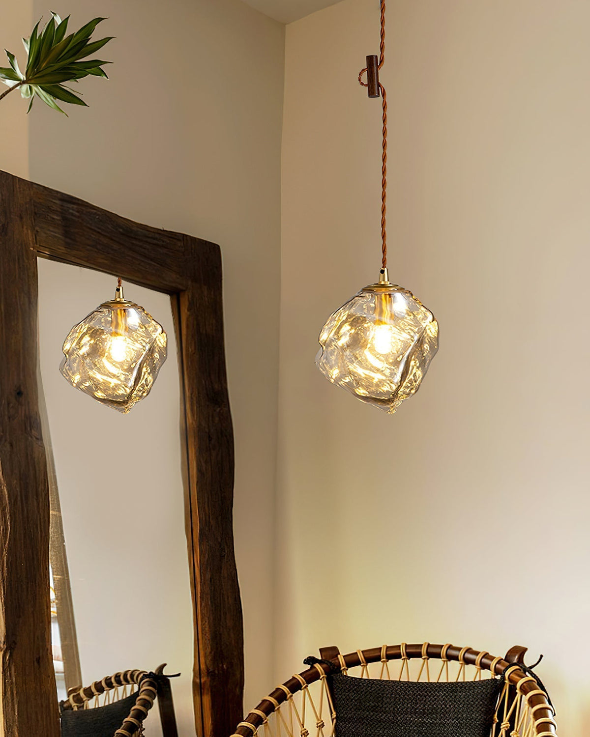 Virelli Lampe Pendante Bois de Noyer Abat-jour Cube en Verre Sculptural Chic - Neutralighting