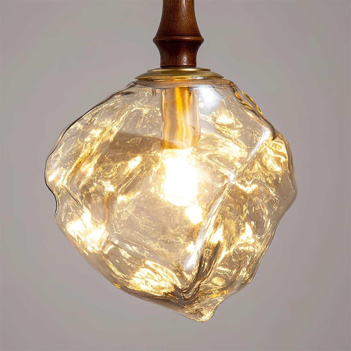 Virelli Lampe Pendante Bois de Noyer Abat-jour Cube en Verre Sculptural Chic - Neutralighting