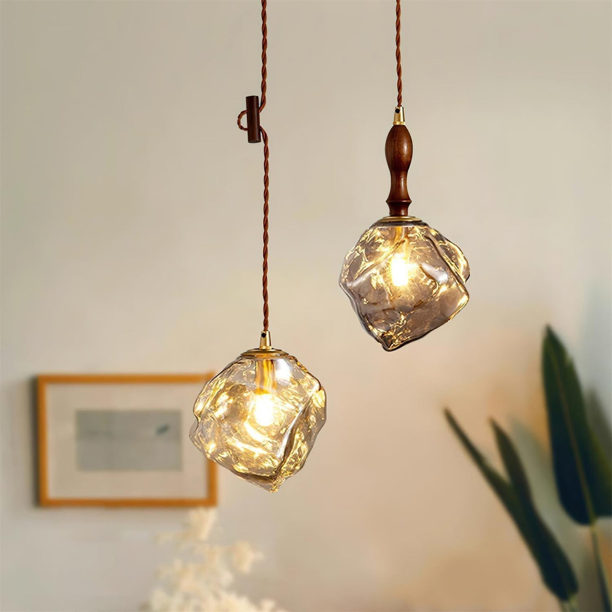 Virelli Lampe Pendante Bois de Noyer Abat-jour Cube en Verre Sculptural Chic - Neutralighting