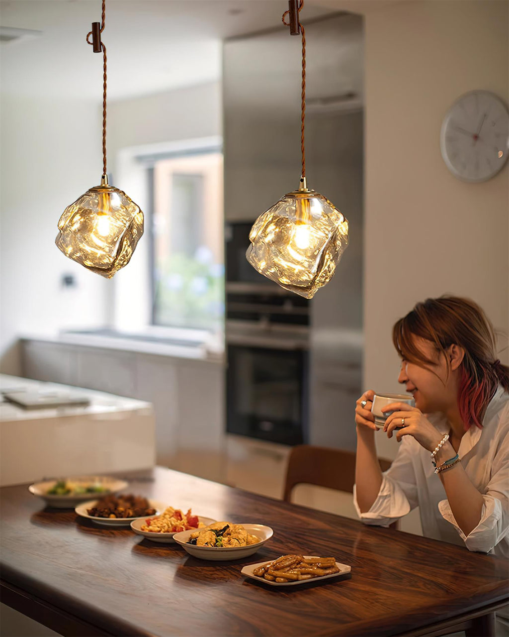 Virelli Lampe Pendante Bois de Noyer Abat-jour Cube en Verre Sculptural Chic - Neutralighting