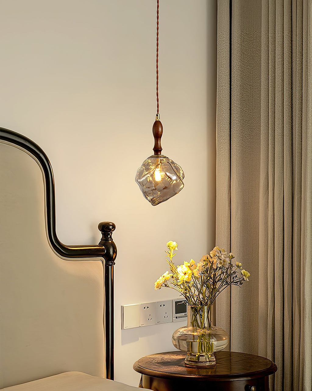 Virelli Lampe Pendante Bois de Noyer Abat-jour Cube en Verre Sculptural Chic - Neutralighting