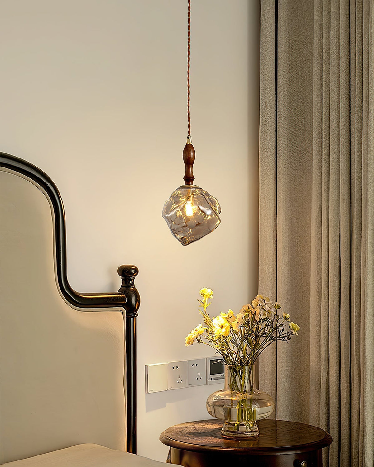 Virelli Lampe Pendante Bois de Noyer Abat-jour Cube en Verre Sculptural Chic - Neutralighting
