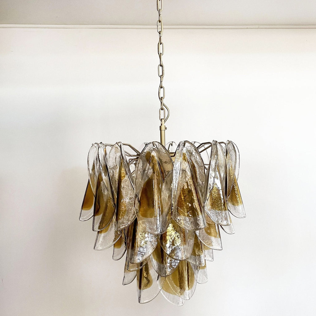 Aurora Lustre Isabella en Pétales Dorés Superposés - Neutralighting