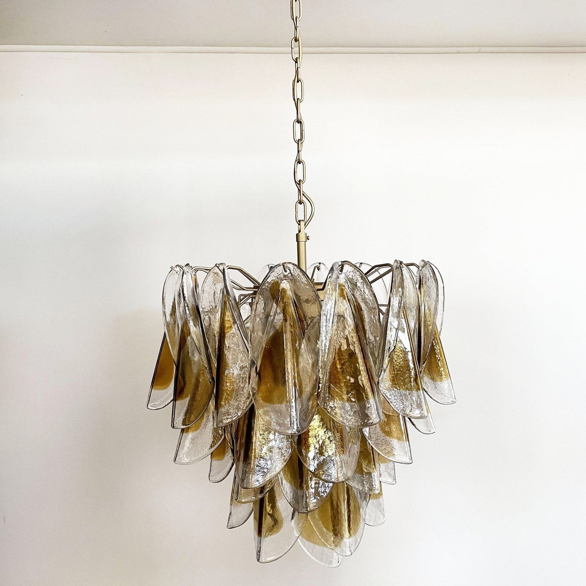 Aurora Lustre Isabella en Pétales Dorés Superposés - Neutralighting