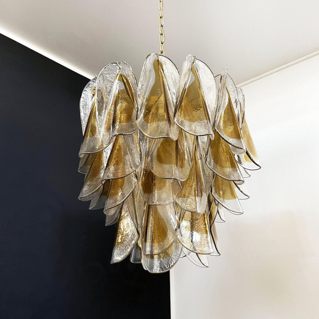 Aurora Lustre Isabella en Pétales Dorés Superposés - Neutralighting