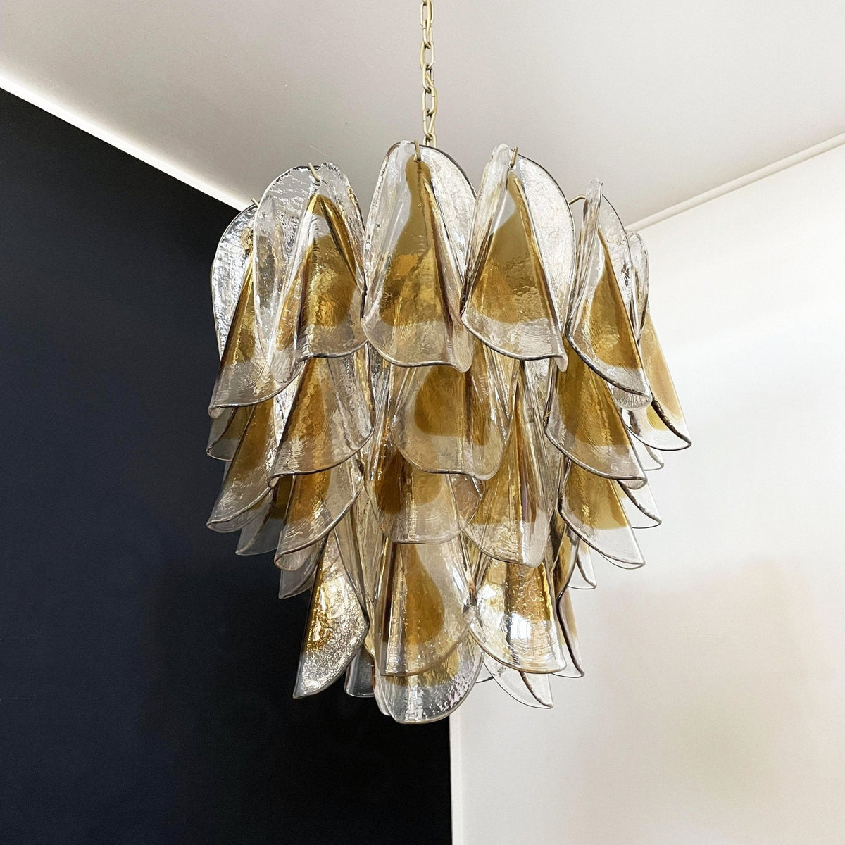 Aurora Lustre Isabella en Pétales Dorés Superposés - Neutralighting