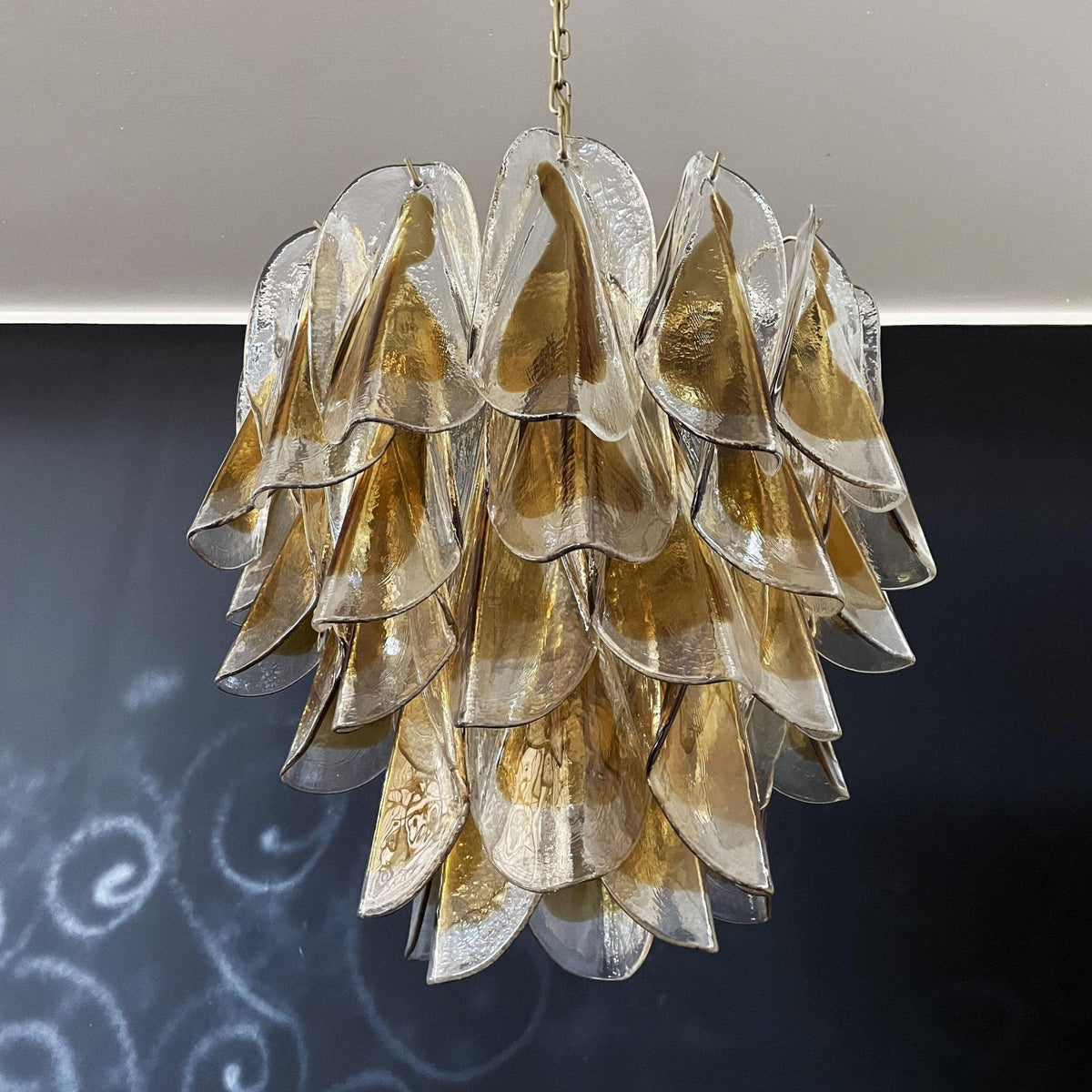 Aurora Lustre Isabella en Pétales Dorés Superposés - Neutralighting