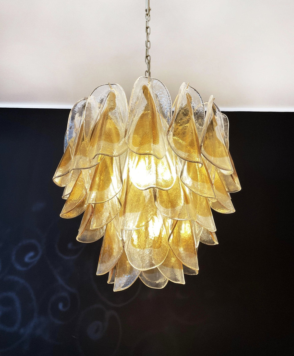 Aurora Lustre Isabella en Pétales Dorés Superposés - Neutralighting